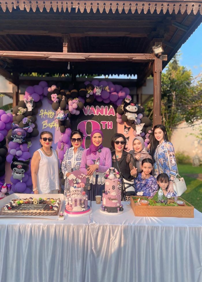 Alorissa berfoto bersama keluarga Verrell Bramasta di acara ulang tahun Vania.