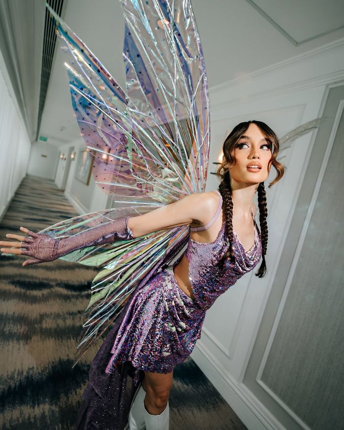 Cinta Laura tampil menakjubkan dengan busana serba ungu.