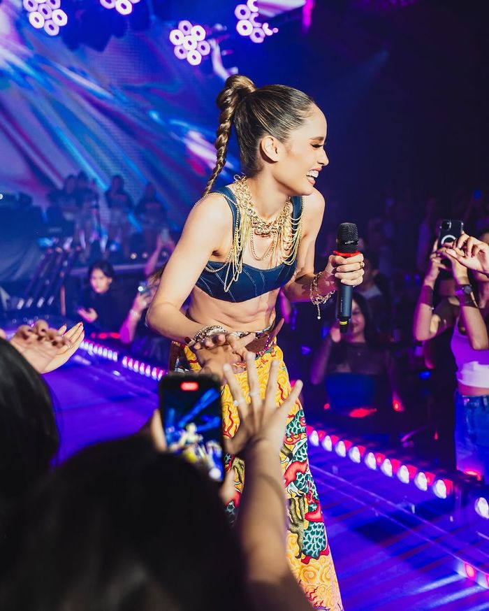 Cinta Laura tampil bernyanyi dalam sebuah klub malam di kota Bandung.