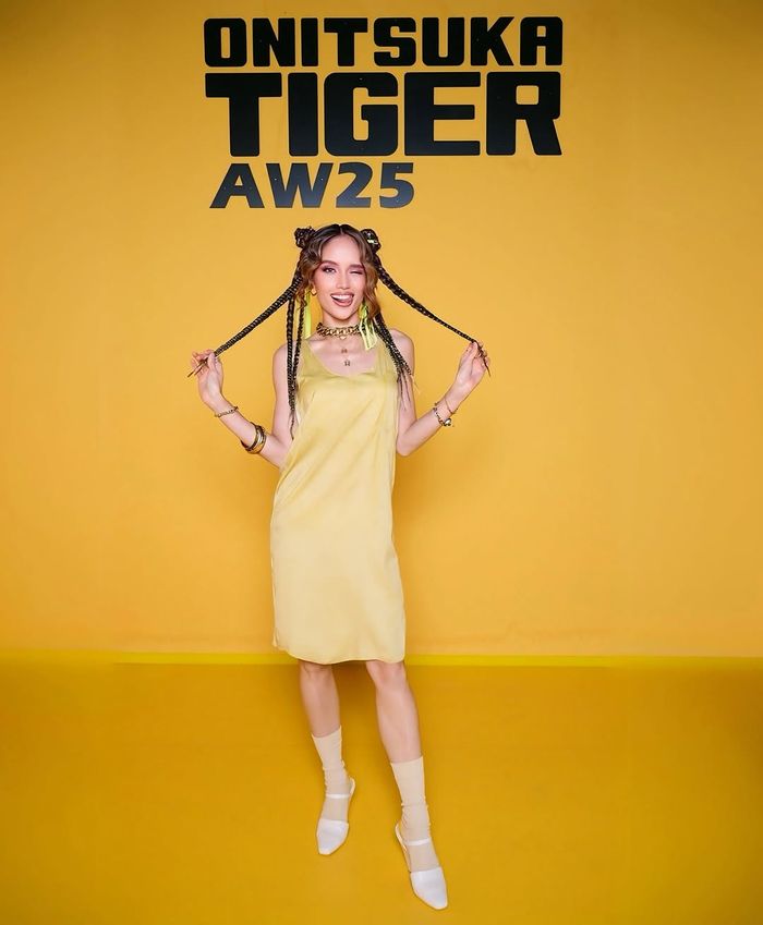 Gaya serba kuning Cinta Laura di event brand busana asal Jepang.