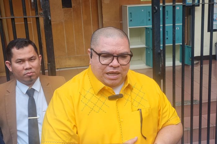 Pengacara Razman Nasution menyambangi Rutan Narkoba Polda Metro Jaya, Kamis (13/3/2025) untuk menjenguk Nikita Mirzani.