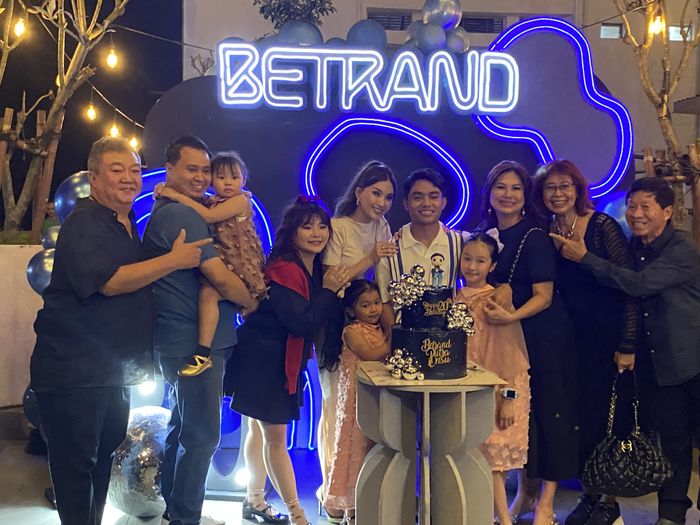 Betrand Peto rayakan ulang tahun yang ke-20.