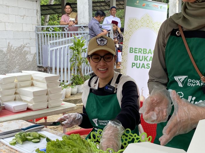 Marcella Zalianty dan Chef Amanda berbagi menu berbuka di kawasan Srengseng Sawah, Jakarta Selatan bersama Dompet Dhuafa