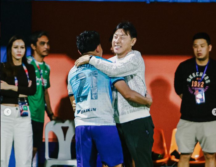 Mantan Pelatih Timnas Indonesia Shin Tae-yong dan Asnawi Mangkualam yang terlihat berpelukan setelah pertandingan Port FC Vs True Bangkok United di Liga Thailand, Minggu (16/3/2025).