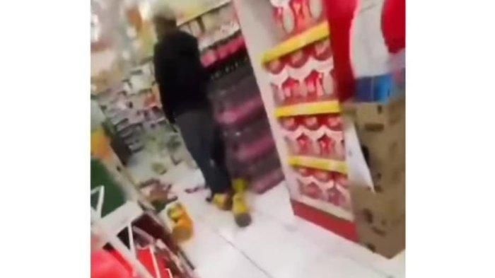 Seorang juru parkir di sebuah minimarket di Desa Cimaung, Kecamatan Cimaung, Kabupaten Bandung tewas mengenaskan, usai dianiaya habis-habisan oleh sekelompok orang tak dikenal (OTK)  