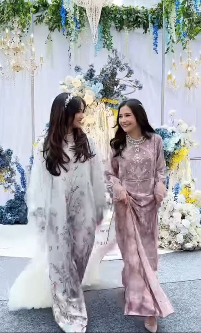 Kaftan memiliki potongan lebar dengan sedikit menyempit di bagian pinggang.