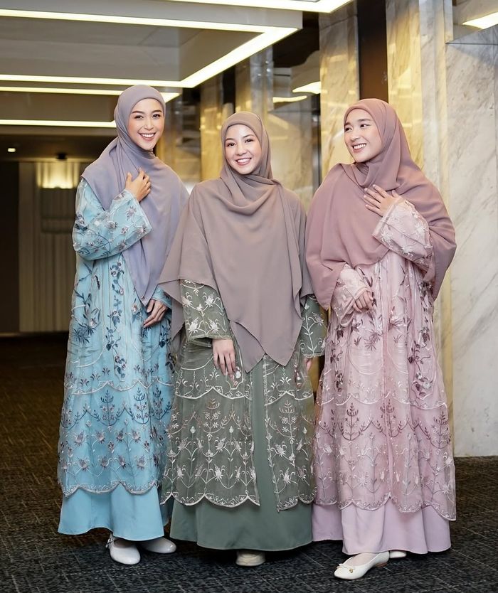 Gamis dengan potongan A-line memberikan kesan anggun dan longgar, sangat cocok untuk lebaran. 