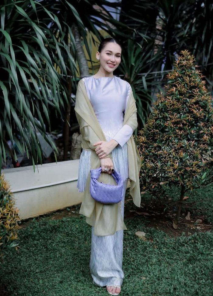 Baju kurung adalah pilihan busana yang sangat populer di beberapa negara Asia Tenggara, termasuk Indonesia