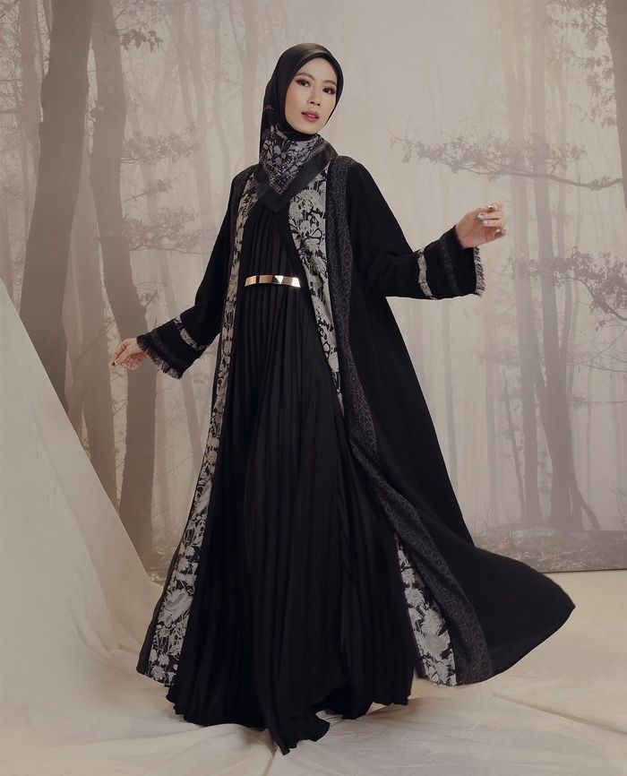 Abaya adalah pilihan yang sangat cocok untuk tampil santun, dengan desain yang longgar dan elegan