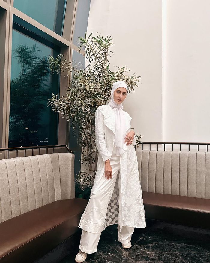 Perpaduan tunik dengan celana panjang menjadi alternatif busana santun namun tetap stylish
