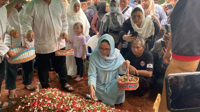 Pemakaman Mat Solar di TPU H Daiman, Ciputat, Tangerang Selatan, Selasa (18/3/2025).