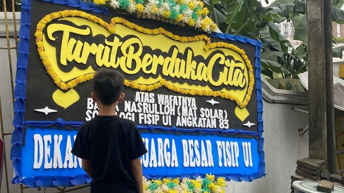 Karangan bunga dukacita di rumah duka Mat Solar.