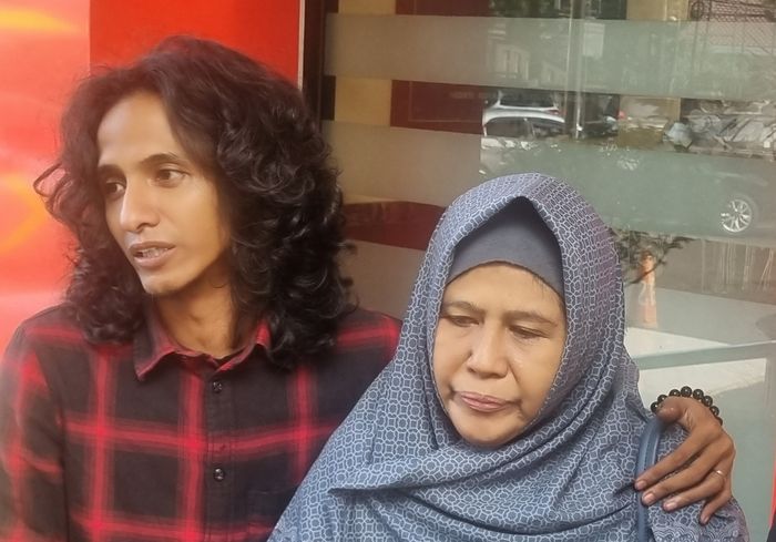 Kakak dan ibunda Vadel Badjideh saat ditemui di Polres Metro Jakarta Selatan, Selasa (18/3/2025). 