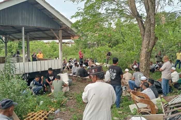 Imam dimakamkan di Tempat Pekaman Umum (TPU) Desa Uteun Geulinggang, Kecamatan Dewantara, Kabupaten Aceh Utara, Senin (17/3/2025)