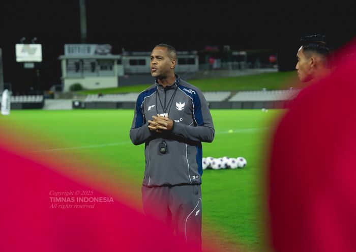 Pelatih Timnas Indonesia Patrick Kluivert saat memberi arahan kepada para pemain dalam latihan perdana skuad Garuda, di Stadion Netstrata Jubilee, Sydney, pada Selasa (18/3/2025).