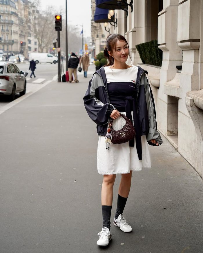 Potret Lee Si Young selama berada di Paris, Perancis.