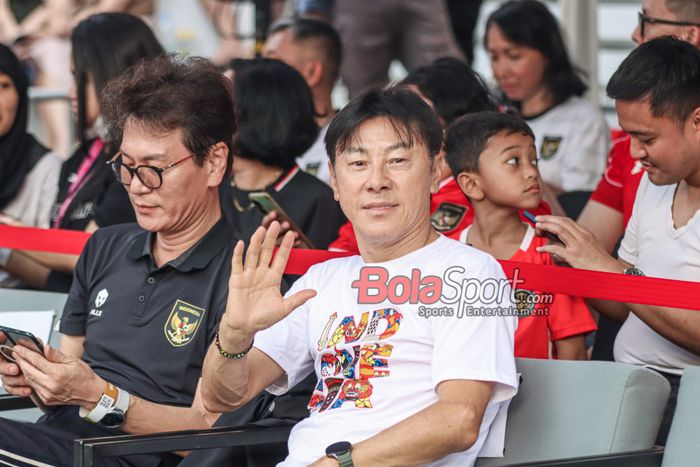 Mantan pelatih timnas Indonesia, Shin Tae-yong (kanan), saat menonton laga Skuad Garuda melawan timnas Australia di Coffee +62, Sudirman, Jakarta, Kamis (20/3/2025).