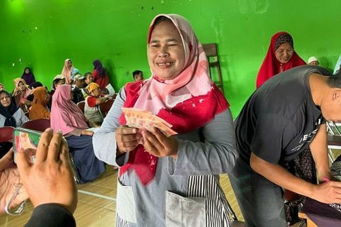 Warga menunjukkan THR yang diterima dari Pemerintah Desa (Pemdes) Wunut, Tulung, Klaten, Selasa (18/3/2025).