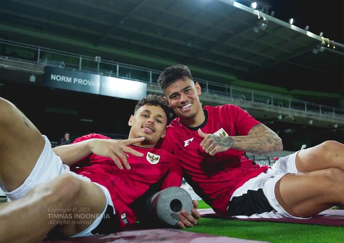 Pemain anyar Timnas Indonesia Dean James (kiri) dan Mees Hilgers (kanan) saat menjalani latihan dengan skuad Garuda jelang lawan Australia.