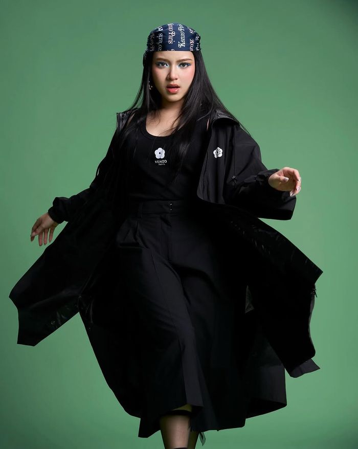 Pemotretan Tiara Andini kenakan outfit Kenzo.