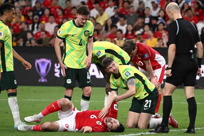 Pemain timnas Indonesia Sandy Walsh (tengah) bereaksi di lapangan setelah mengalami cedera dalam pertandingan kualifikasi Piala Dunia 2026 zona Asia antara Australia vs Timnas Indonesia di Stadion Allianz, Sydney, pada tanggal 20 Maret 2025