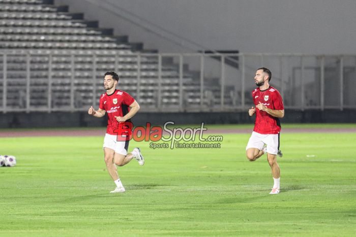 Sandy Walsh (kiri) dan Jordi Amat (kanan) sedang berlatih bersama Timnas Indonesia di Stadion Madya, Senayan, Jakarta, Minggu (23/3/2025).