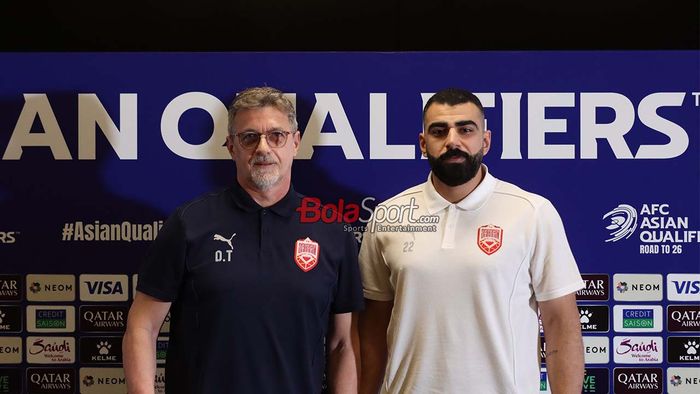 Pelatih Timnas Bahrain, Dragan Talajic (kiri) dan pemainnya bernama Ebrahim Lutfalla (kanan) sedang foto bersama seusai sesi jumpa pers di Media Center Stadion Gelora Bung Karno, Senayan, Jakarta, Senin (24/3/2025).