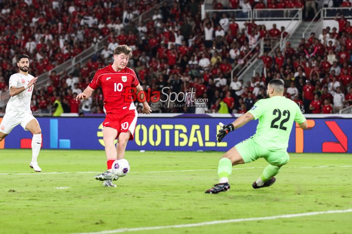 Ole Romeny membobol Ebrahim Lutfalla dalam laga timnas Indonesia vs Bahrain di Kualifikasi Piala Dunia 2026, Selasa (25/3/2025).