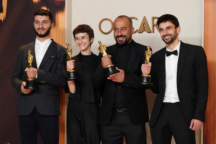 Basel Adra (kiri), Rachel Szor, Hamdan Ballal, dan Yuval Abraham, pemenang kategori Film Dokumenter Terbaik untuk No Other Land, berpose di ruang pers setelah memenangkan Oscar di Dolby Theatre, Los Angeles.