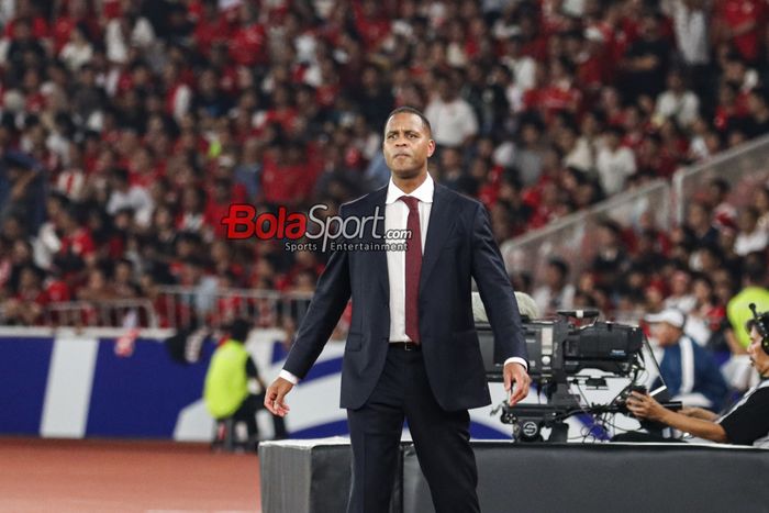 Pelatih Timnas Indonesia, Patrick Kluivert, sedang memantau para pemainnya bertanding di Stadion Utama Gelora Bung Karno, Senayan, Jakarta, Selasa (25/3/2025).