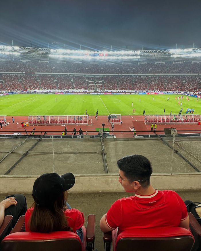 Fuji dan Verrell Bramasta terpantau nonton laga Indonesia vs Bahrain di GBK