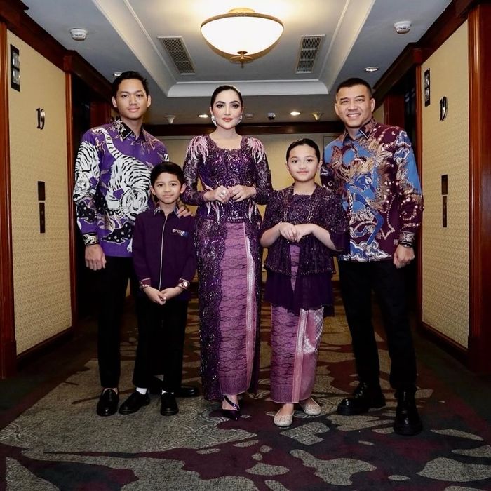 Gaya busana keluarga Anang dan Ashanty.