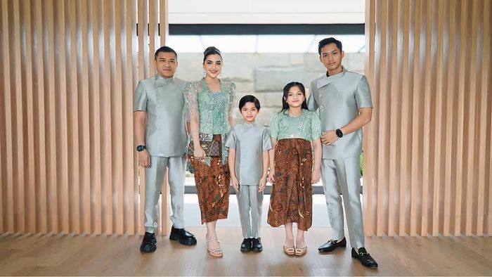 Gaya busana keluarga Anang dan Ashanty.