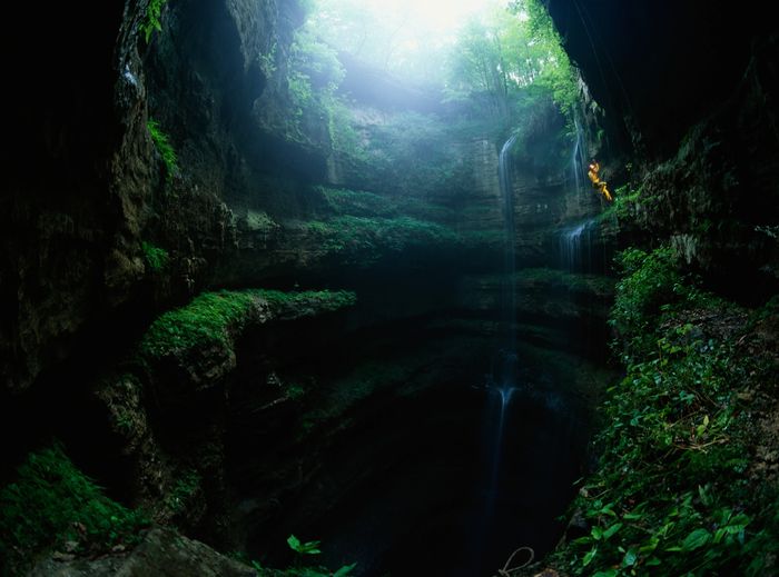 Sinkhole dapat memperlihatkan gua-gua besar seperti Lubang Neversink di Alabama