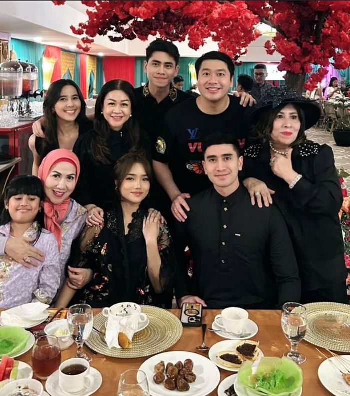 Momen buka puasa bersama Fuji dengan keluarga Venna Melinda.
