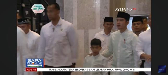 Wapres Gibran Rakabuming Raka ditemani Putranya, Jan Ethes, salat Idul Fitri di Istiqlal
