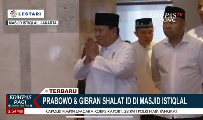 Presiden Prabowo Subianto ditemani putranya, Didiet Prasetyo, salat Idul Fitri di Masjid Istiqlal