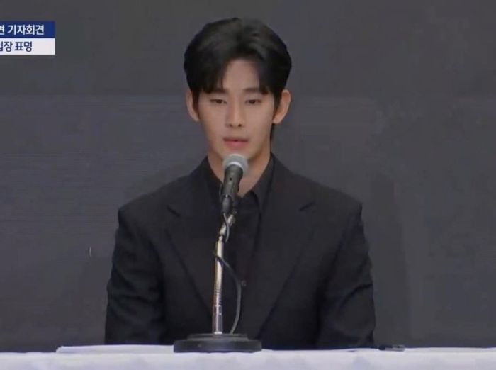 Penampilan Kim Soo Hyun saat konferensi pers.