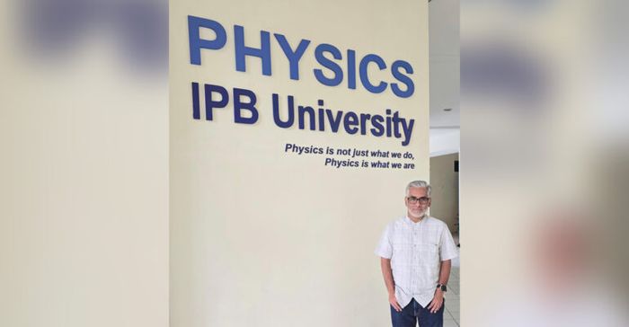 Profesor Husin Alatas, pakar fisika teori dari IPB University.