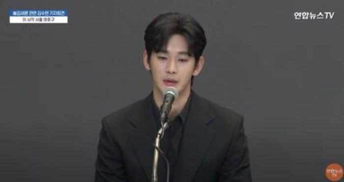 Kim Soo Hyun gelar konferensi pers