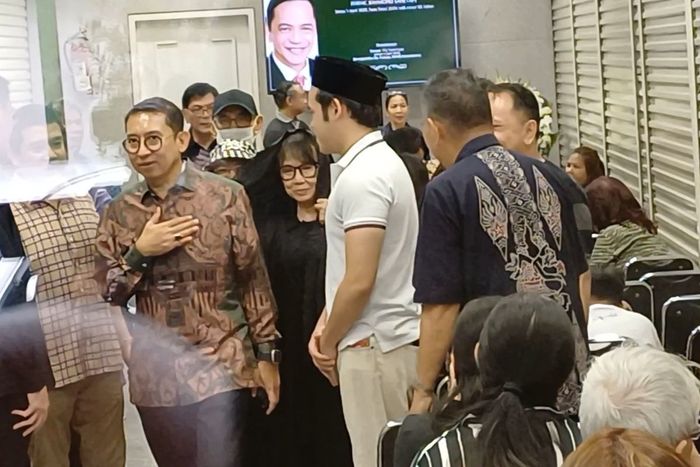 Istri kedua mendiang aktor Ray Sahetapy, Sri Respatini Kusumastuti alias Iin saat melayat di Rumah Duka Sentosa, RSPAD Gatot Subroto, Jakarta Pusat, Rabu (2/4/2025).