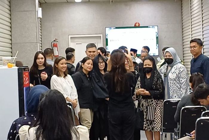 Istri kedua Ray Sahetapy, Sri Respatini Kusumastuti terlihat hadir di rumah duka RSPAD Gatot Subroto, Rabu (2/4/2025).