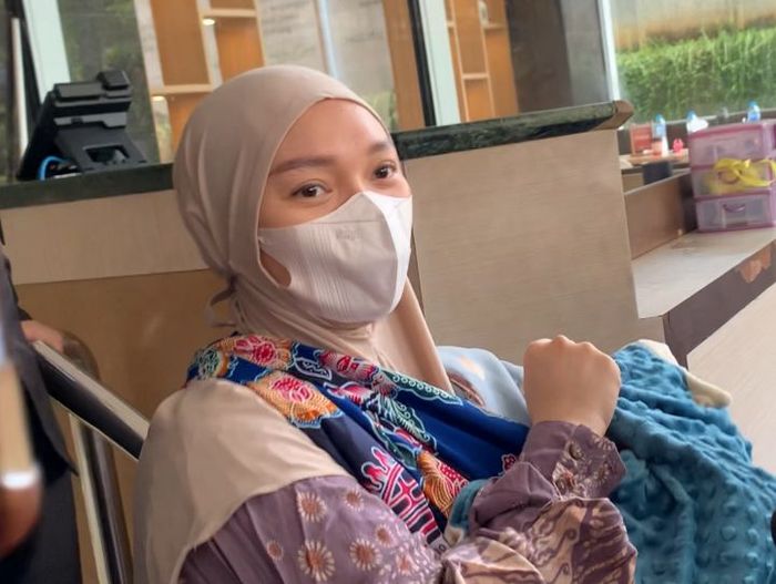 Zaskia Gotik pulang dari rumah sakit usai melahirkan anak ketiganya di RS Bunda Menteng, Kamis (3/4/2025)