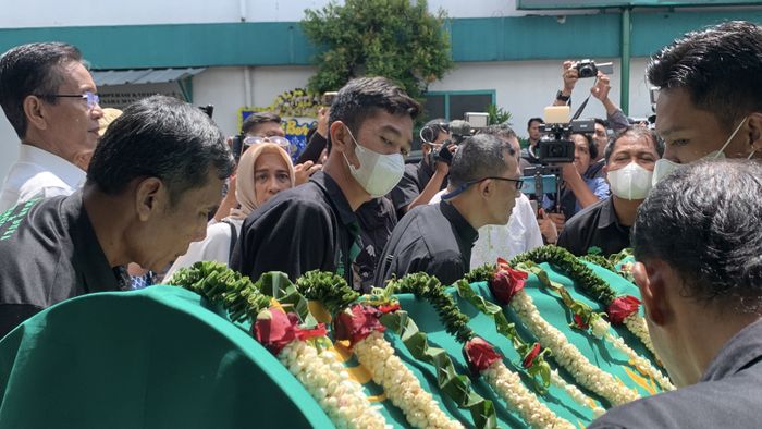 Jenazah Ray Sahetapy diberangkatkan dari Rumah Duka Sentosa RSPAD Gatot Subroto ke Masjid Istiqlal, Jakarta Pusat, Jumat (4/4/2025).