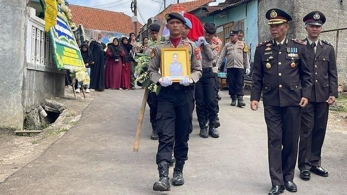  Prosesi pemakaman Aipda (Anumerta) Gugun Gunawan yang meninggal usai mengalami kecelakaan saat menjalankan tugas di wilayah Polsek Cibalong.  