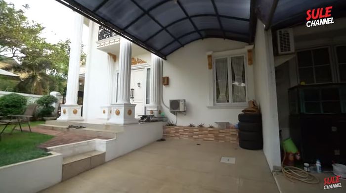 Area luar rumah Lucky Hakim