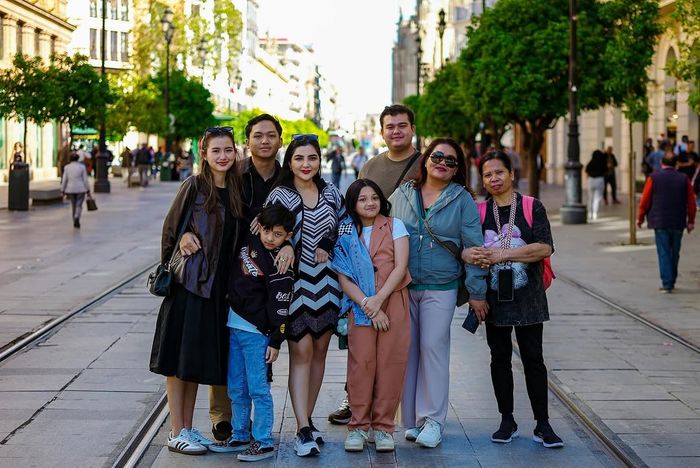 Potret keluarga Anang Hermansyah dan Ashanty di Spanyol.