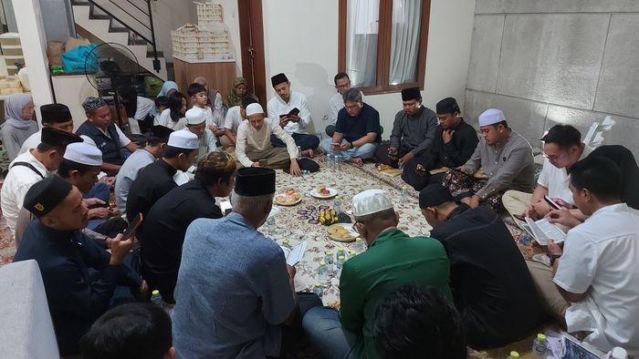 Foto2 suasana Cap: Suasana tahlilan 7 hari meninggalnya Ray Sahetapy di kawasan Bintaro Tangerang Selatan, Senin (7/4/2025) malam.