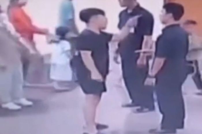 Seorang petugas keamanan Rumah Sakit (RS) Mitra Keluarga Bekasi berinisial S menjadi korban penganiayaan oleh keluarga pasien pada Sabtu (29/3/2025) pukul 22.00 WIB. 