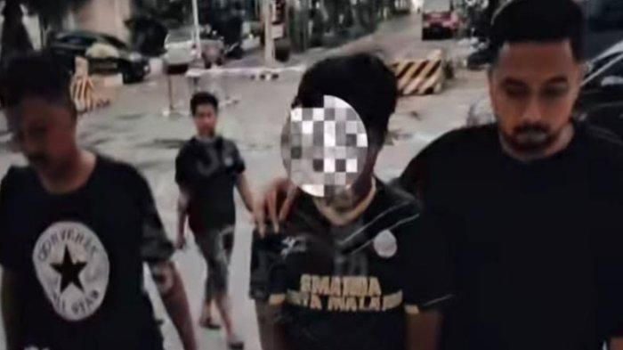 AUO (22), pemuda asal Pabean Cantikan diamankan di Polrestabes Surabaya, Senin (7/4/2025). Pelaku menghabisi nyawa ayahnya sendiri setelah didesak menebus mobil yang digadaikan secara diam-diam.   